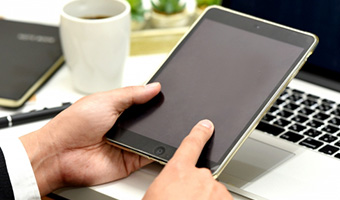 タブレットで社労士と連絡を取る経営者