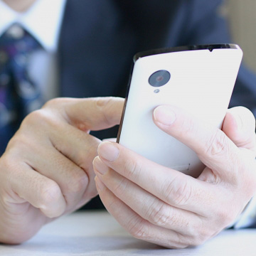 社労士に無料相談の予約をする男性