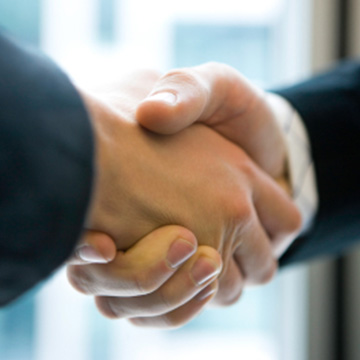 社労士と握手をする経営者