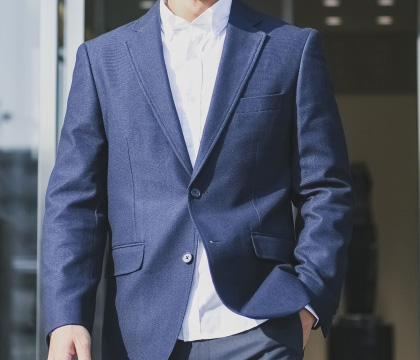 労務トラブルに悩む男性